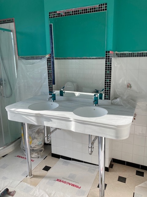 Lavabo op poten en douche in solid surface 1