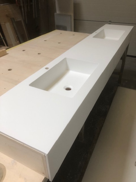 Tablet met geïntegreerde lavabo's in solid surface 1
